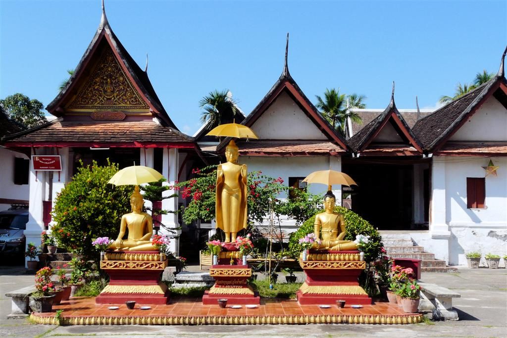 LAOS - LUANG PRABANG - boeddahbeelden bij tempel Wat Mai