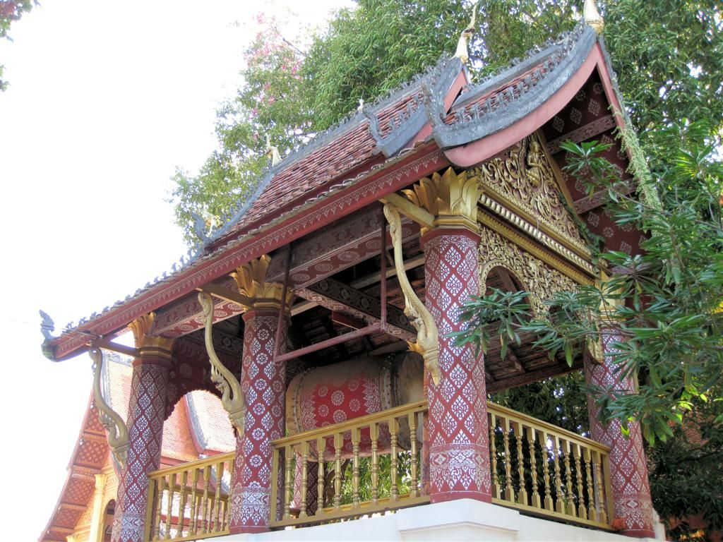 LAOS - LUANG PRABANG - overkapping voor monniken trom