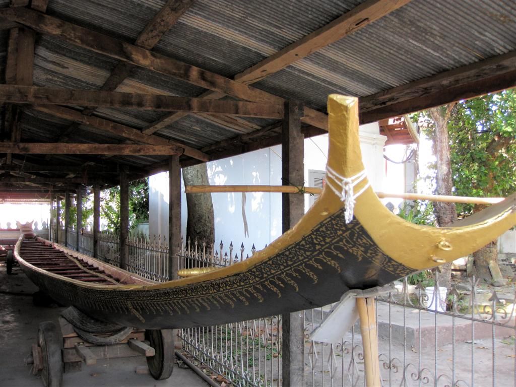 LAOS - LUANG PRABANG - monnikenboot