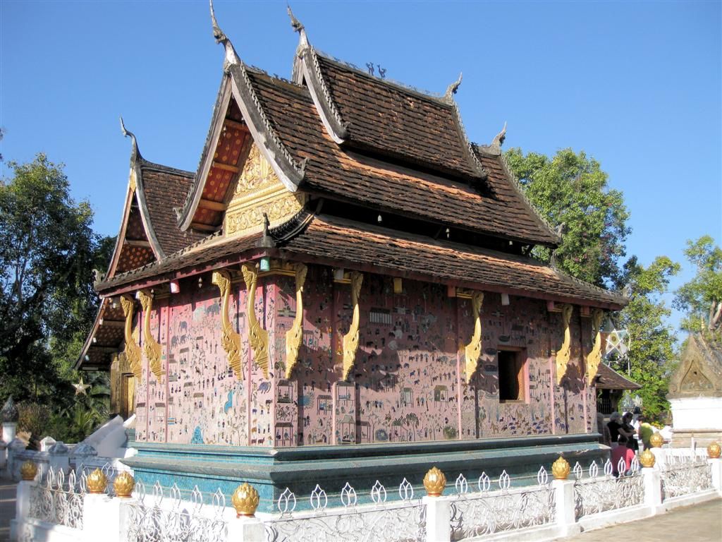 LAOS - LUANG PRABANG - rode kapel bij Wat Xieng Thong