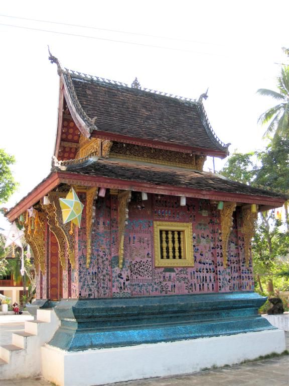 LAOS - LUANG PRABANG - rode kapel bij Wat Xieng Thong
