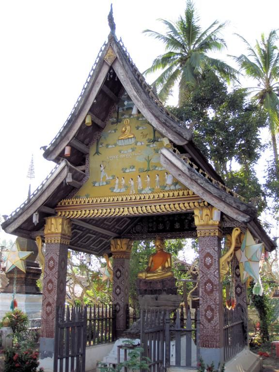 LAOS - LUANG PRABANG - boeddhabeeld met overkapping bij Wat Xieng Thong