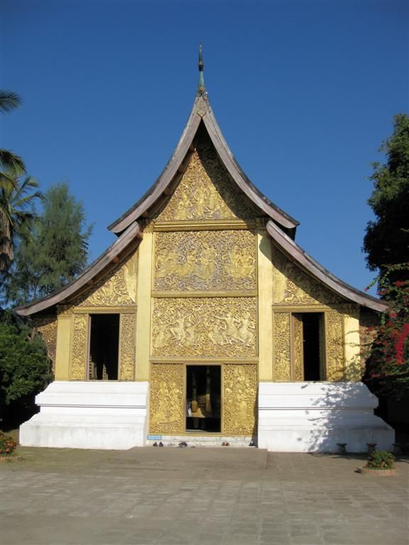 LAOS - LUANG PRABANG - koninklijke grafkapel bij Wat Xieng Thong
