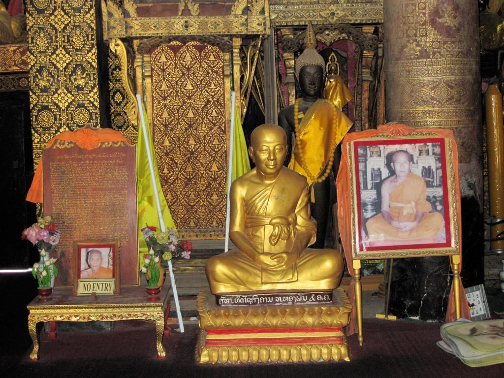 LAOS - LUANG PRABANG - binnen in de tempel Wat Xieng Thong