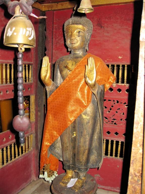 LAOS - LUANG PRABANG - boeddhabeeld in de tempel Wat Xieng Thong
