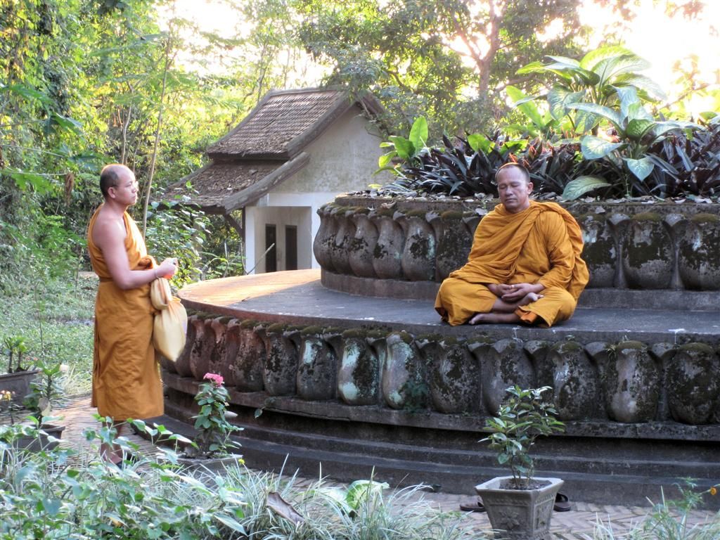 LAOS - LUANG PRABANG - twee monniken bij Wat Tham Phu Si