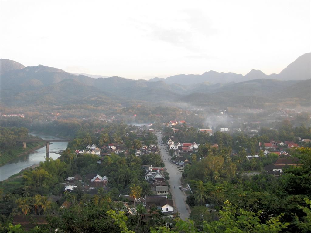 LAOS - LUANG PRABANG - uitzicht vanaf de Phu Si heuvel over Luang Prabang