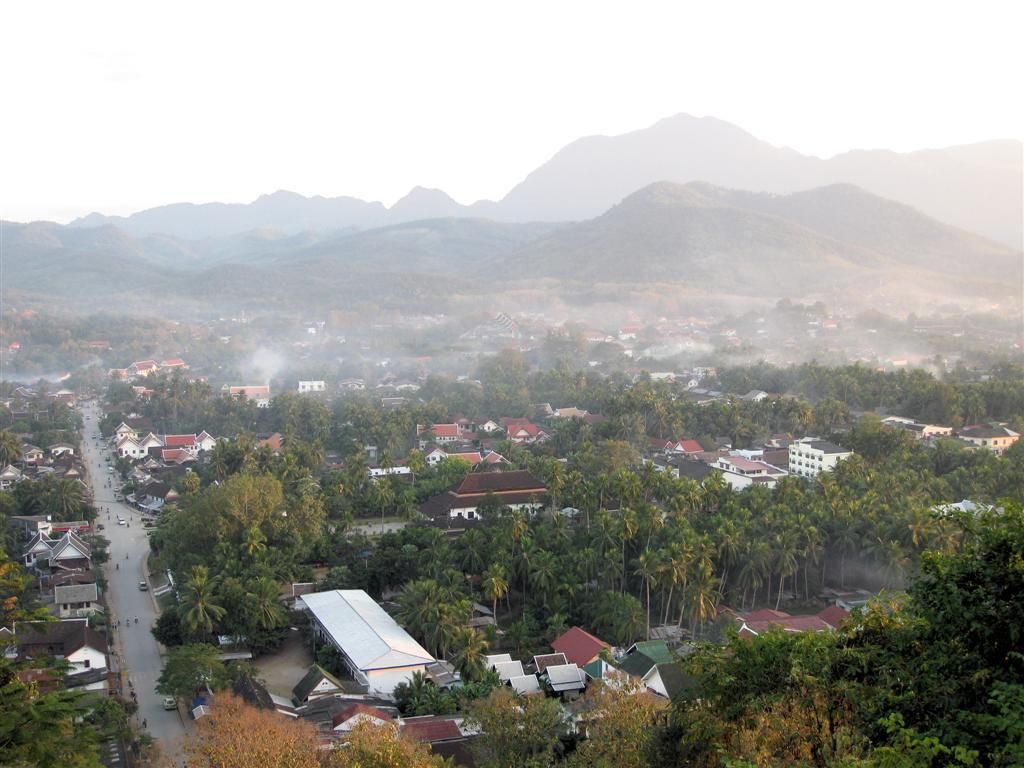 LAOS - LUANG PRABANG - uitzicht vanaf de Phu Si heuvel over Luang Prabang