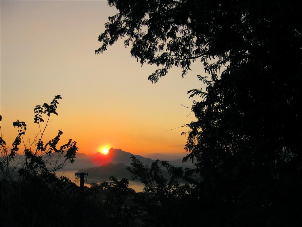 LAOS - LUANG PRABANG - zonsondergang bij de Phu Si heuvel