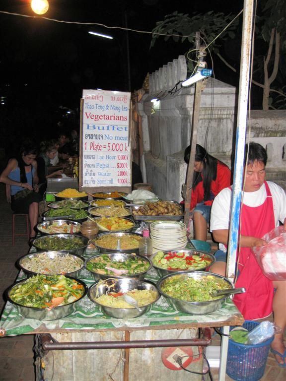 LAOS - LUANG PRABANG - eetstalletje op de nachtmarkt