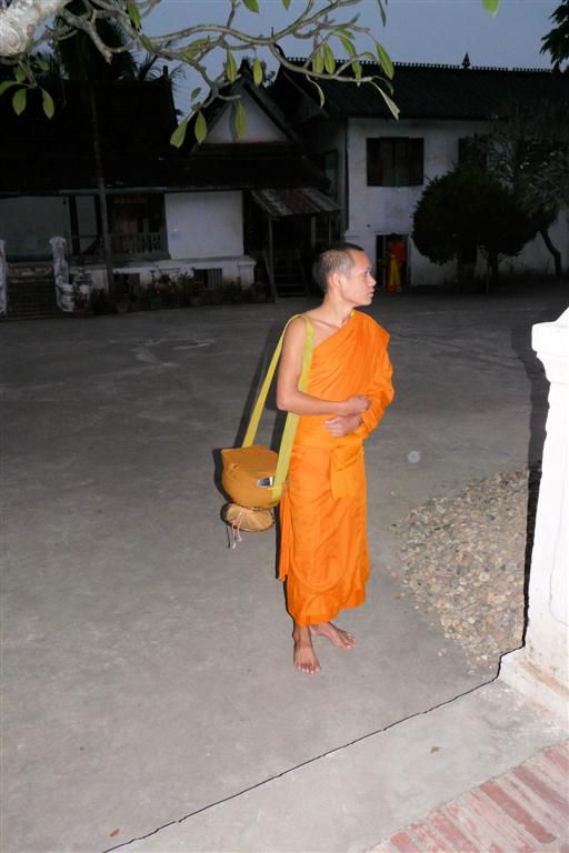 LAOS - LUANG PRABANG - monnik