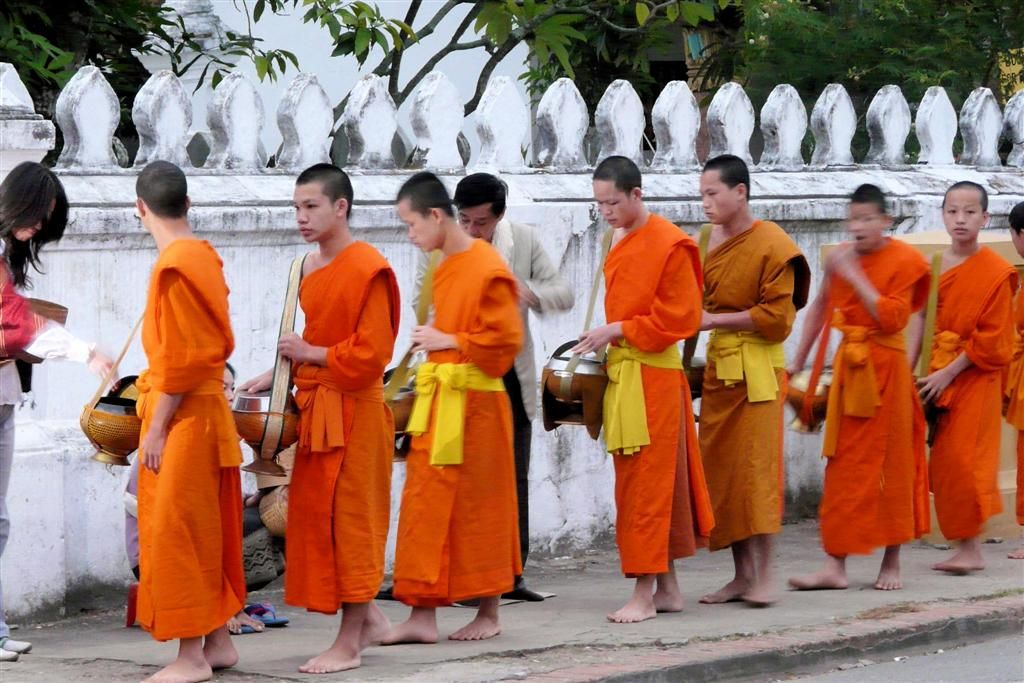 LAOS - LUANG PRABANG - monniken komen langs voor eten