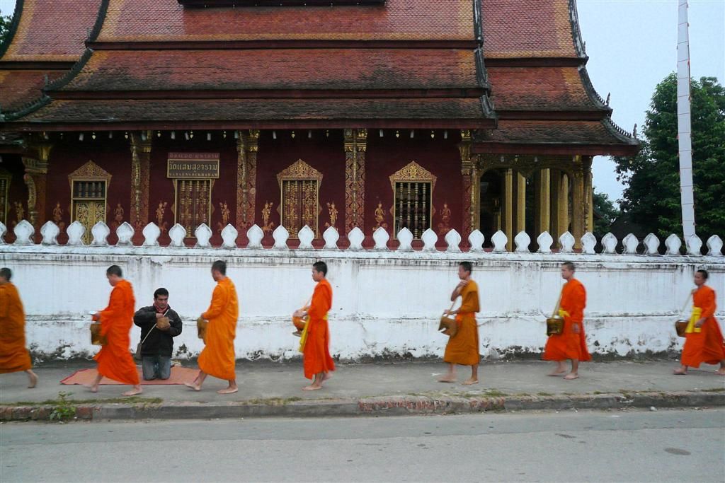 LAOS - LUANG PRABANG - monniken komen langs voor eten