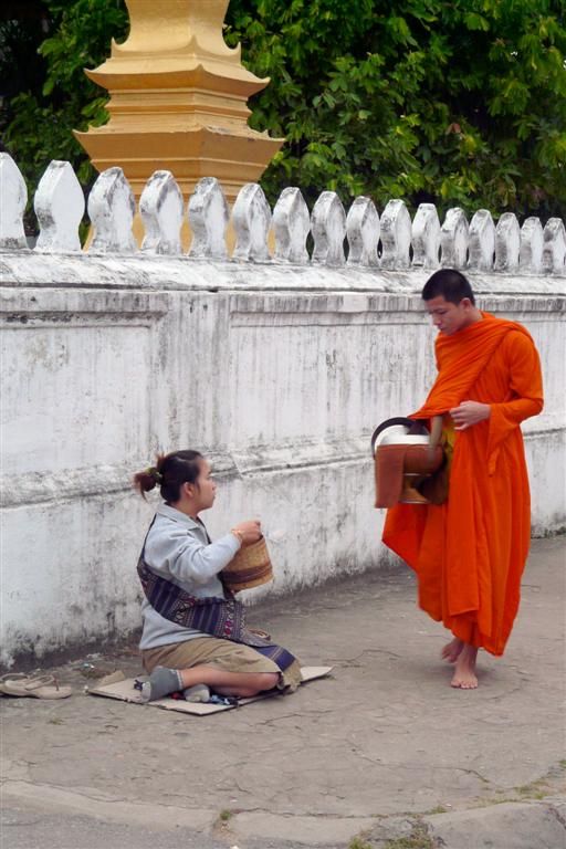 LAOS - LUANG PRABANG - monnik komt langs voor eten
