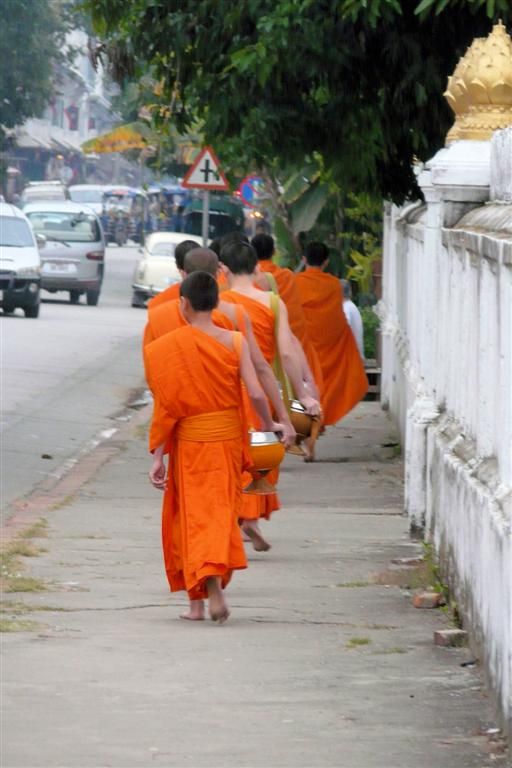 LAOS - LUANG PRABANG - monniken lopen terug naar de tempels