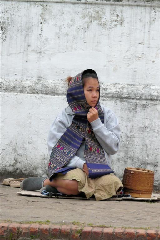 LAOS - LUANG PRABANG - vrouw die eten geeft aan de monniken