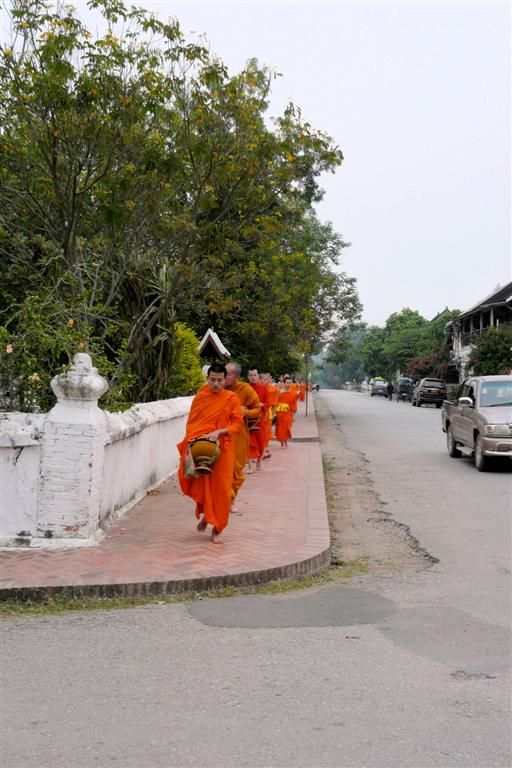 LAOS - LUANG PRABANG - monniken komen langs voor eten