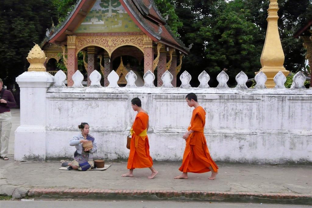 LAOS - LUANG PRABANG - monniken komen langs voor eten