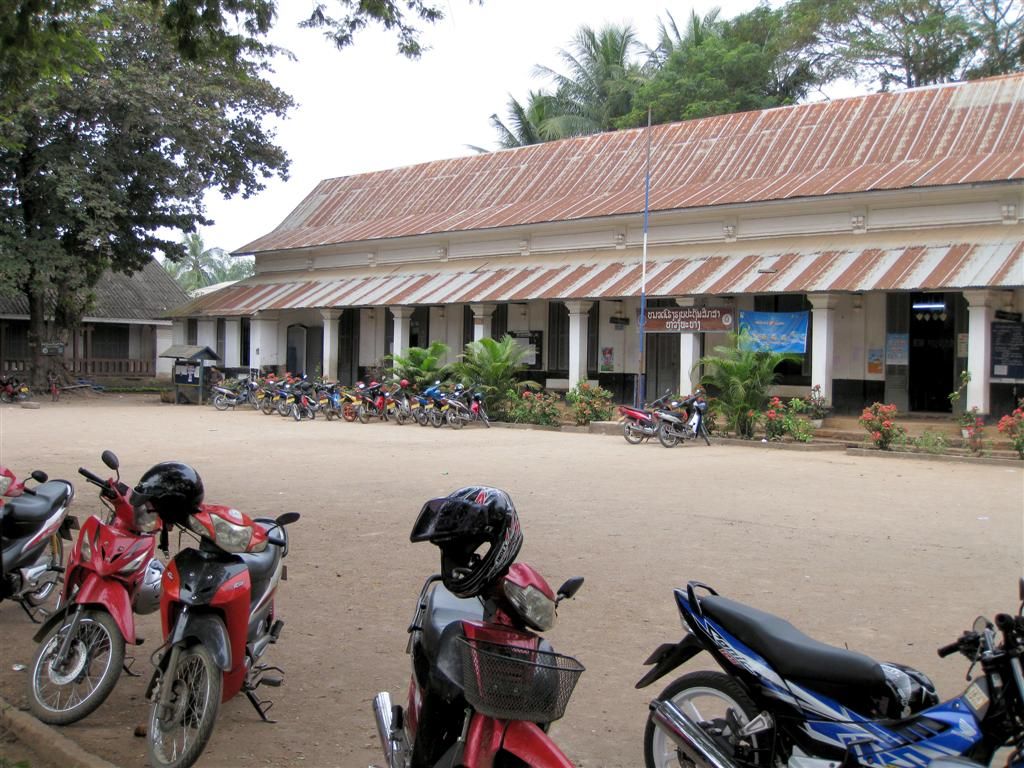 LAOS - LUANG PRABANG - school