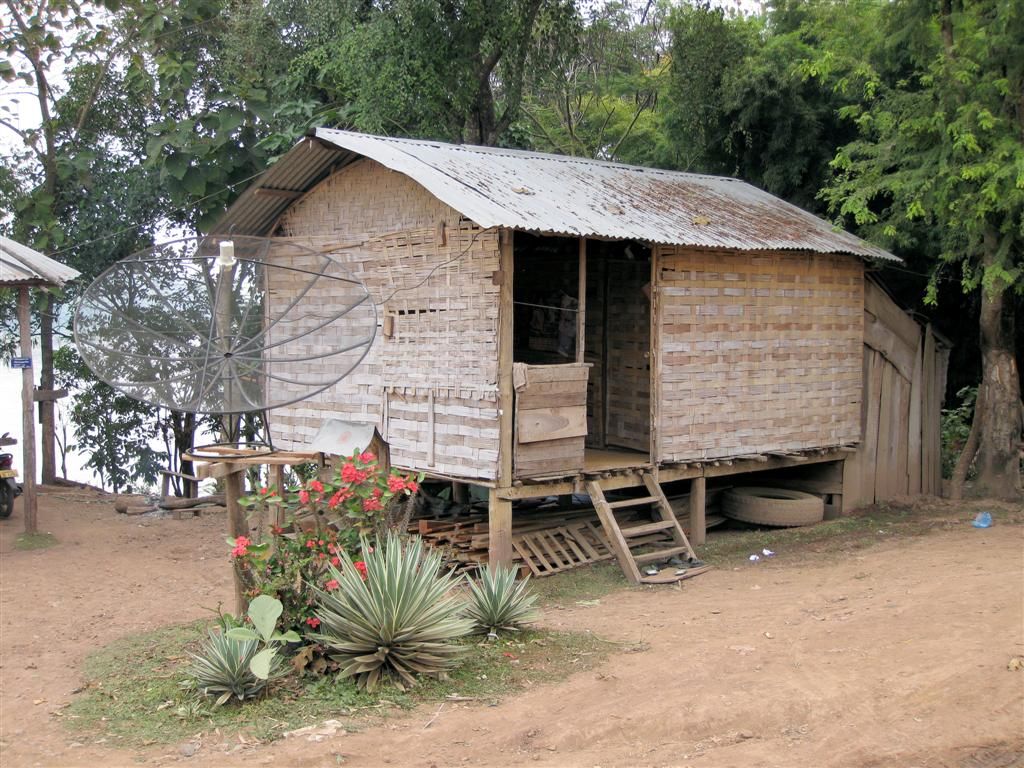 LAOS - LUANG PRABANG - huisje met schotelantenne
