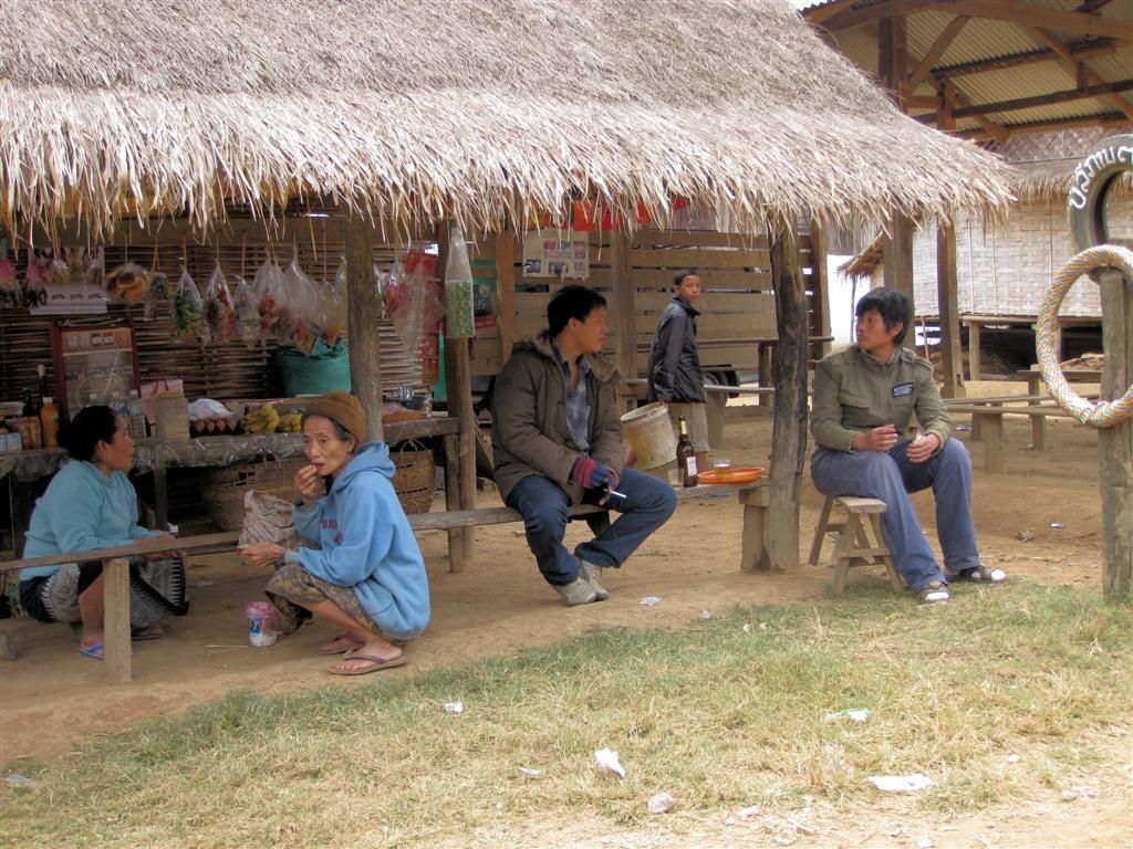 LAOS - LUANG PRABANG - twee bewoners van een dorp in de ochtend aan het bier