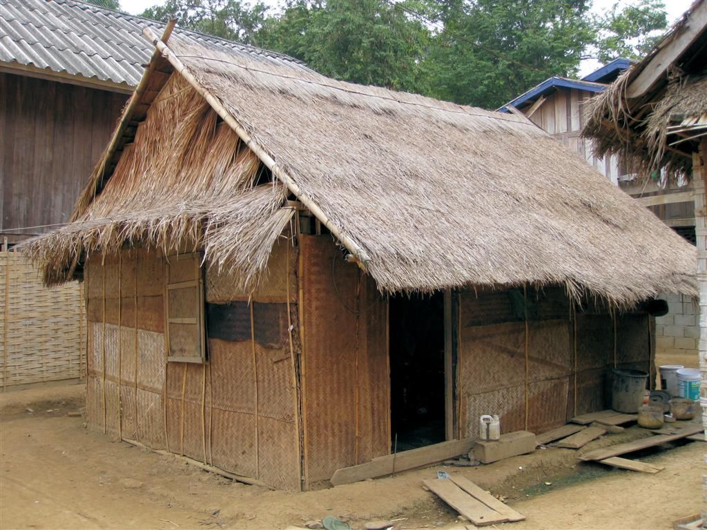 LAOS - LUANG PRABANG - huis in een dorp