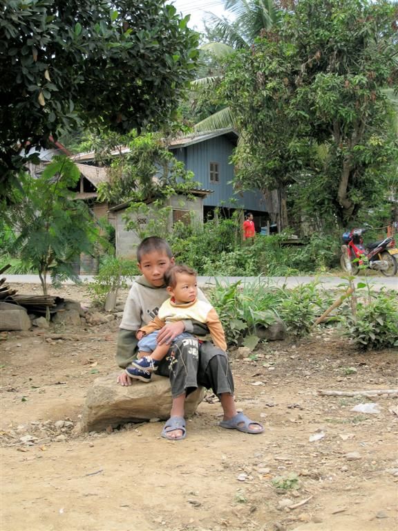 LAOS - LUANG PRABANG - jongen met broertje op schoot