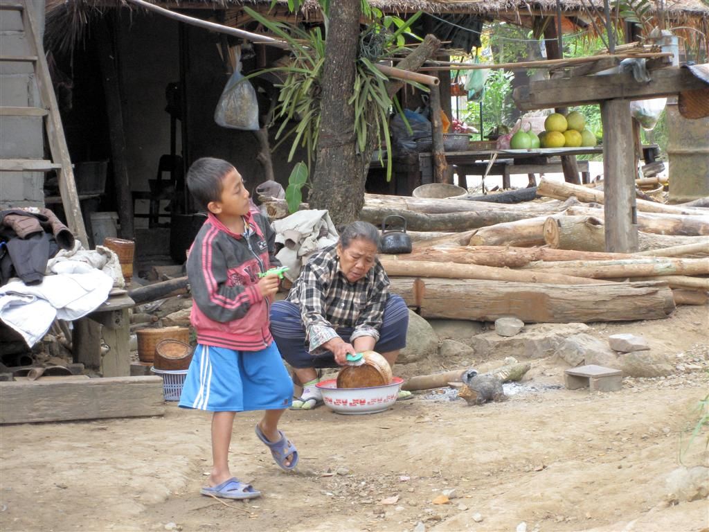LAOS - LUANG PRABANG - vrouw doet de afwas