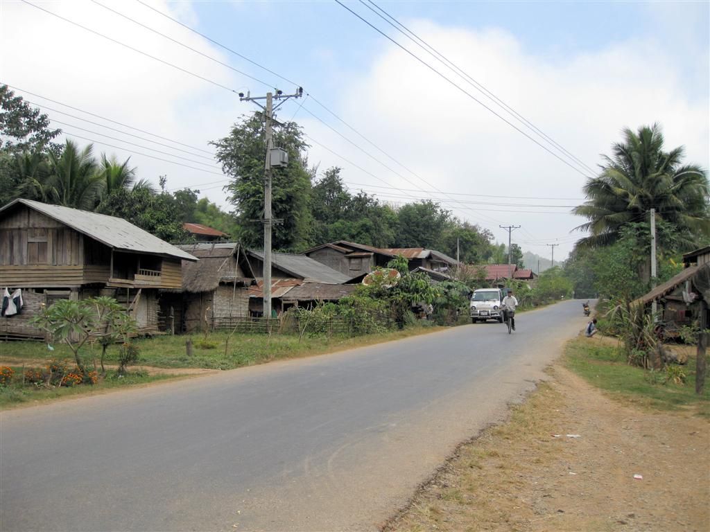 LAOS - LUANG PRABANG - straatbeeld bij een dorp