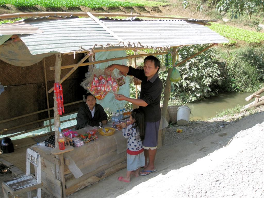 LAOS - LUANG PRABANG - lokaal winkeltje