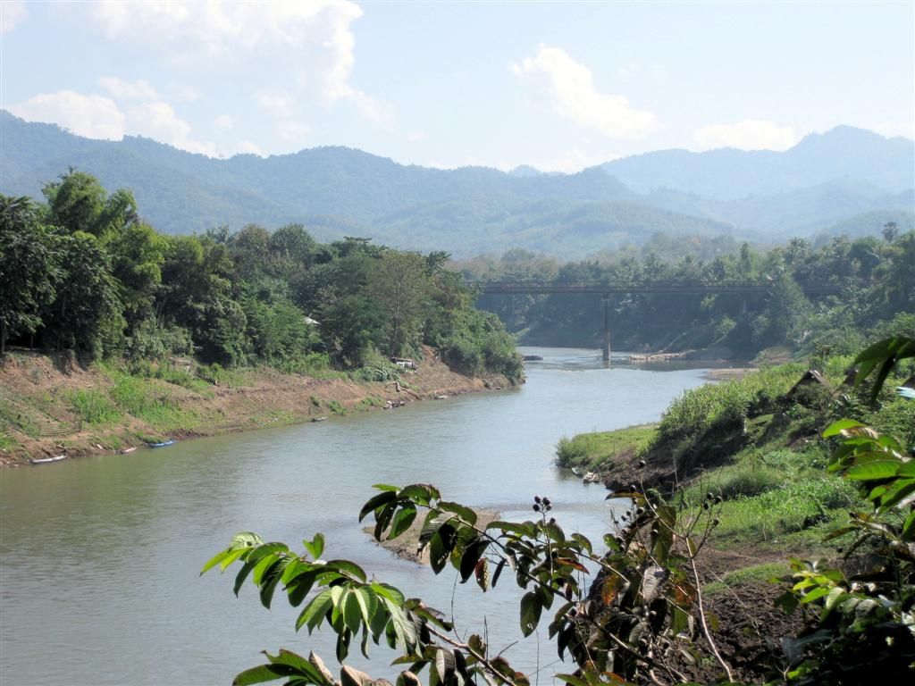 LAOS - LUANG PRABANG - uitzicht over de Nam Khan rivier