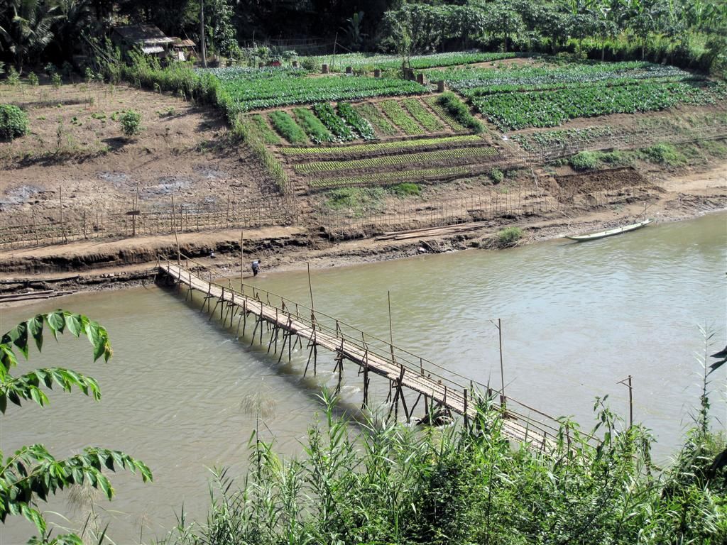 LAOS - LUANG PRABANG - houten brug over de Nam Khan rivier