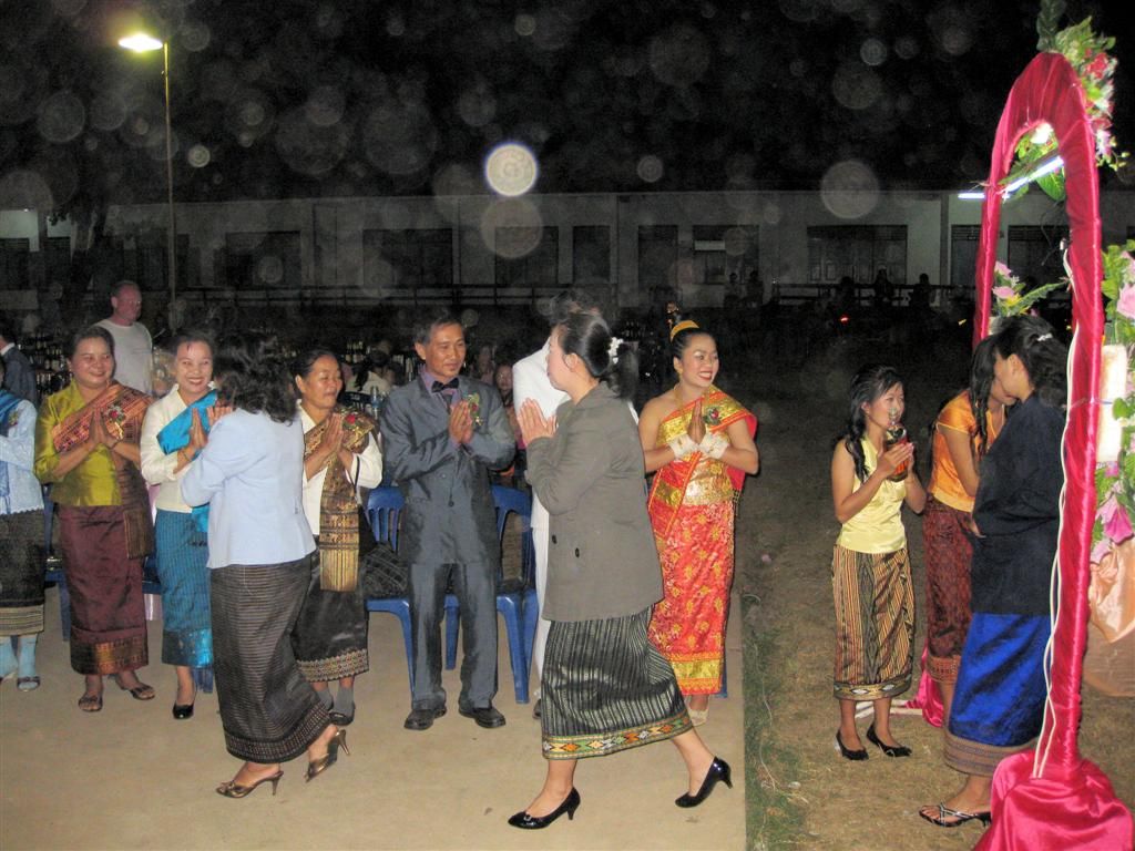 LAOS - LUANG PRABANG - genodigden worden verwelkomd