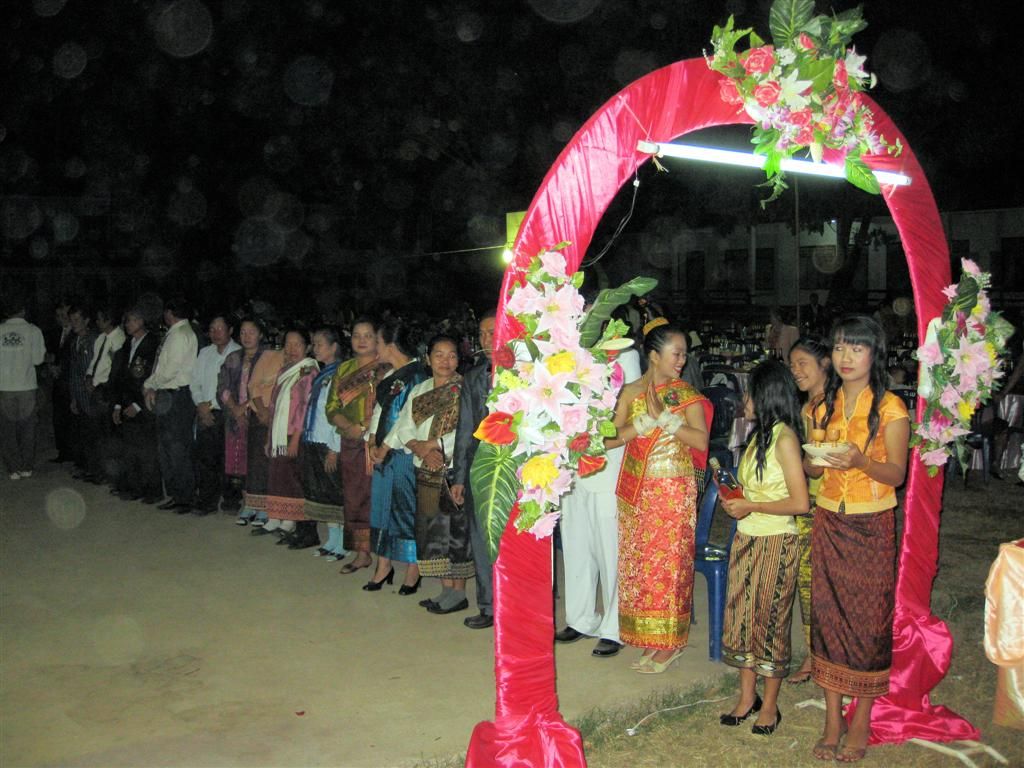 LAOS - LUANG PRABANG - familieleden van Laotiaans bruidspaar
