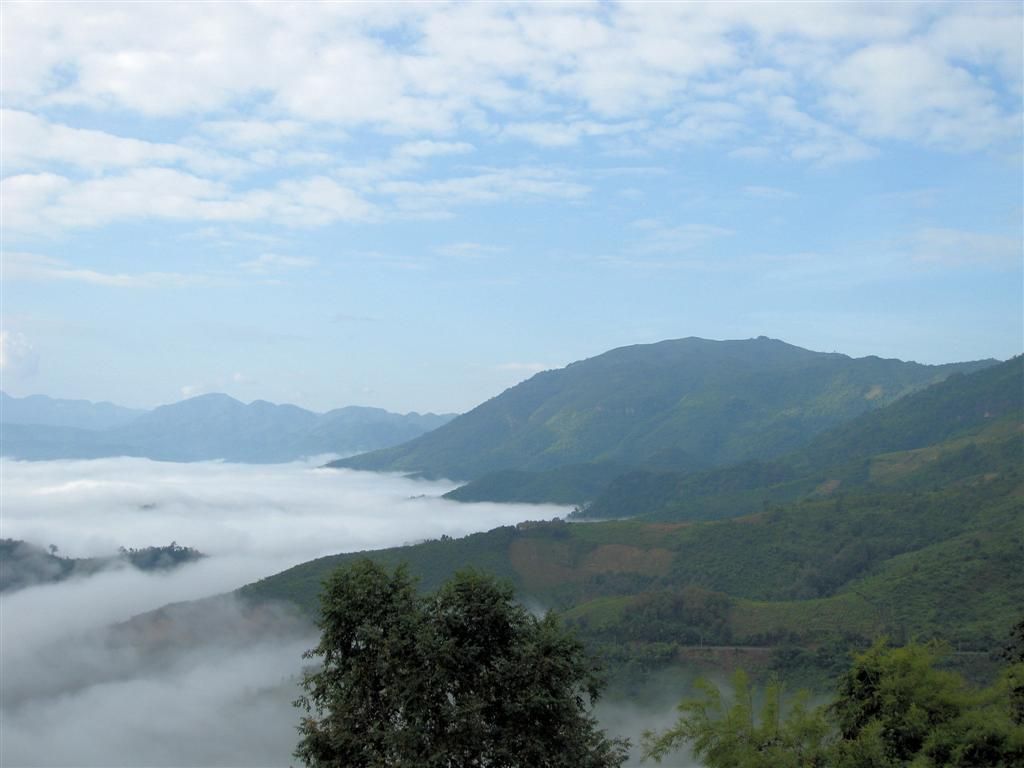 LAOS - LUANG PRABANG -> PHONSOVAN - uitzicht bij de koffiestop