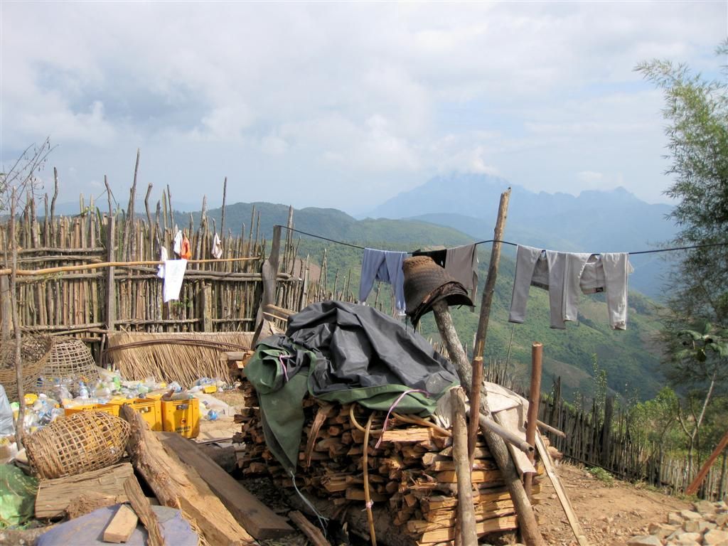 LAOS - LUANG PRABANG -> PHONSOVAN - achterplaats van een Laotiaan