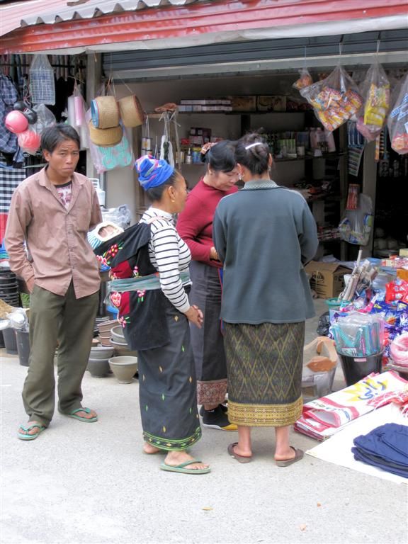 LAOS - LUANG PRABANG -> PHONSOVAN - lokale bevolking aan het winkelen
