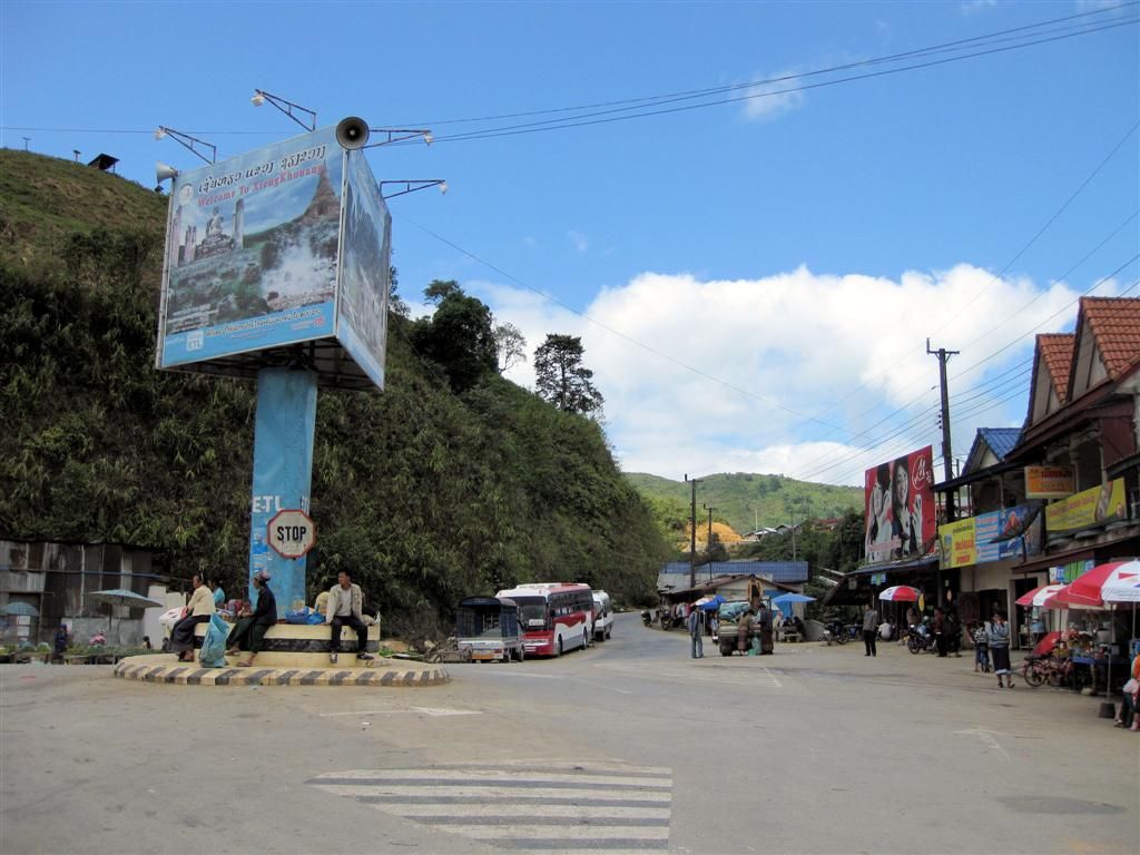 LAOS - LUANG PRABANG -> PHONSOVAN - straatbeeld bij een stop