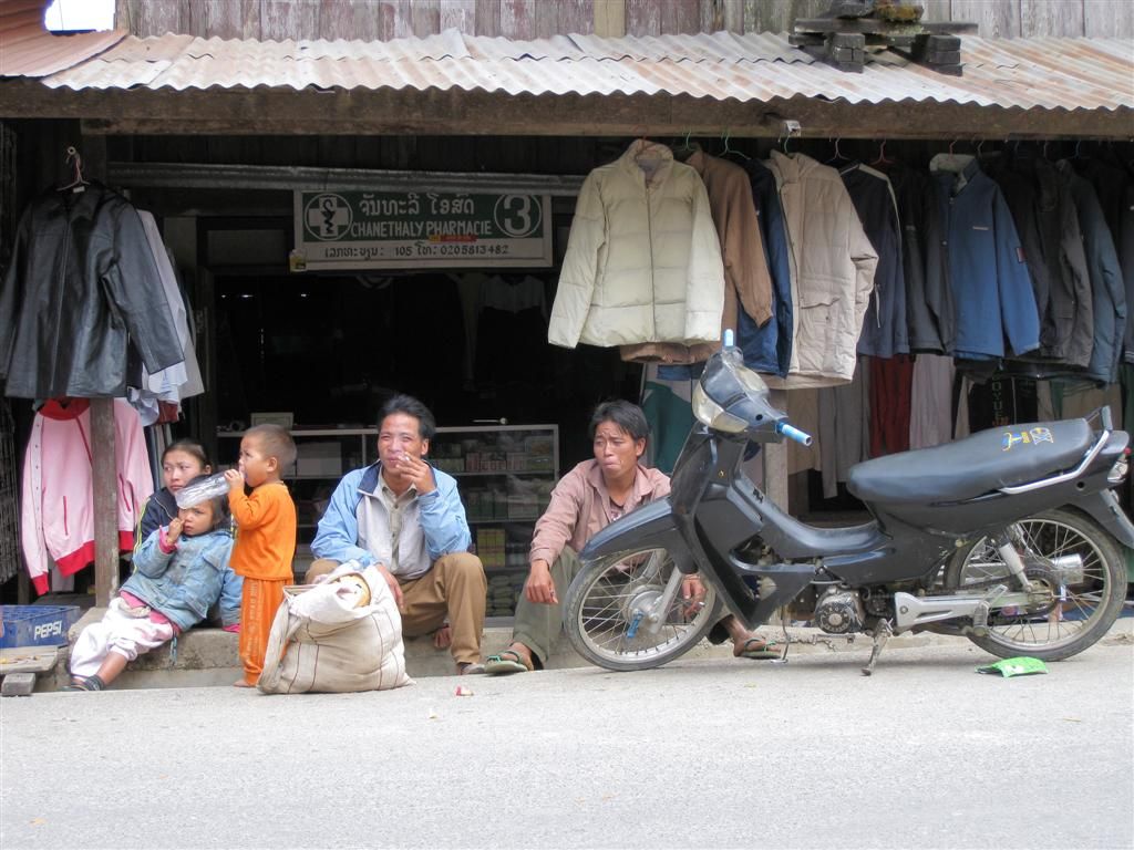 LAOS - LUANG PRABANG -> PHONSOVAN - dorpsbewoners voor de apotheek