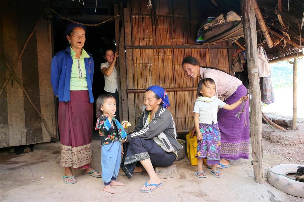 LAOS - LUANG PRABANG -> PHONSOVAN - bewoners van een bergdorpje