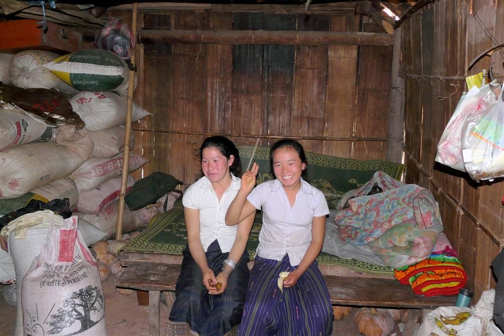 LAOS - LUANG PRABANG -> PHONSOVAN - twee dorpsbewoonsters zittend op bed