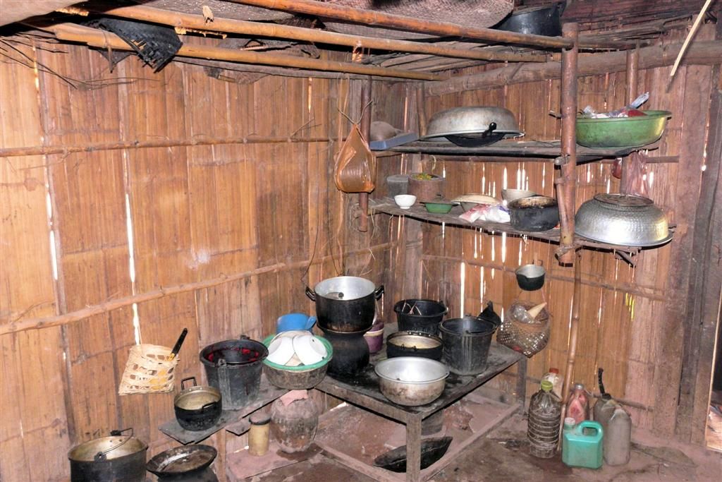 LAOS - LUANG PRABANG -> PHONSOVAN - keuken van een huis in een bergdorpje