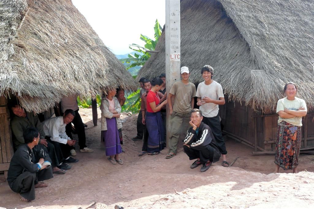 LAOS - LUANG PRABANG -> PHONSOVAN - bewoners van een bergdorpje aan het rouwen vanwege overledene