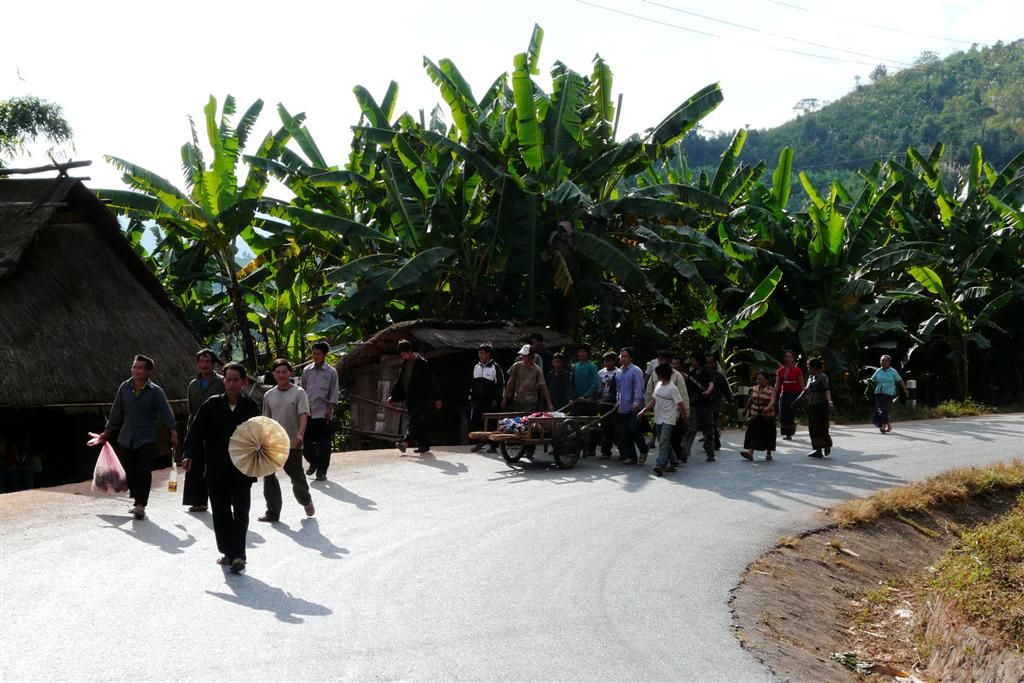 LAOS - LUANG PRABANG -> PHONSOVAN - rouwstoet van een bergdorpje