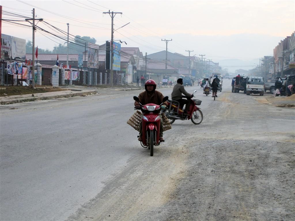 LAOS - PHONSOVAN - straatbeeld in de ochtend