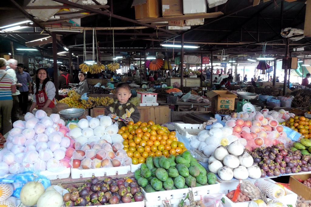 LAOS - PHONSOVAN -> VANG VIENG - fruit op de lokale markt