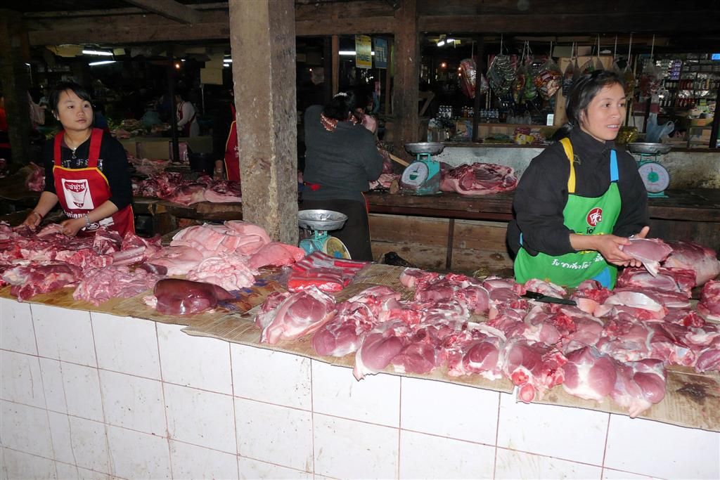 LAOS - PHONSOVAN -> VANG VIENG - vlees op de lokale markt