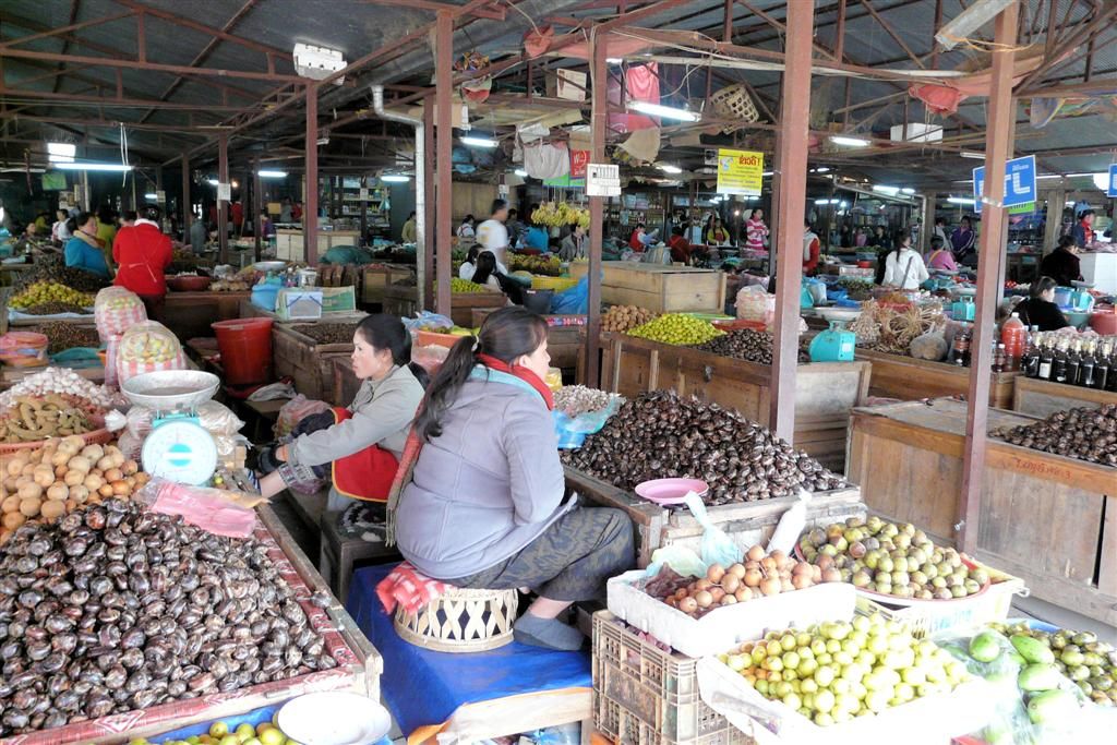 LAOS - PHONSOVAN -> VANG VIENG - groente en fruit op de lokale markt