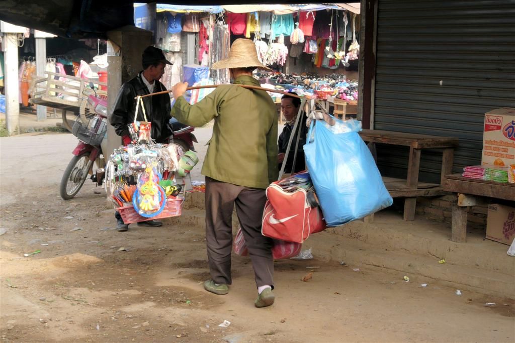 LAOS - PHONSOVAN -> VANG VIENG - verkoper met waren