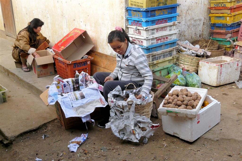 LAOS - PHONSOVAN -> VANG VIENG - aardappels op de lokale markt